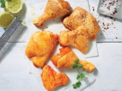 Assortiment hauts de cuisse, pilons et ailes de poulet marinés paprika
