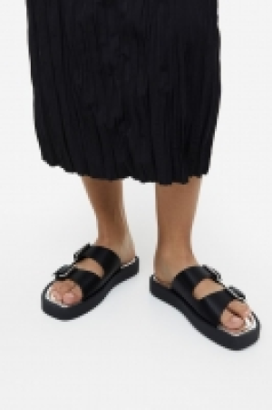 Claquettes à deux brides 17.99 €