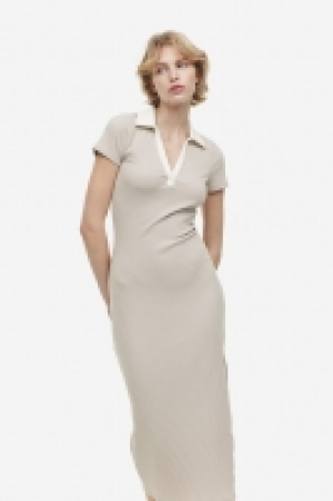 Robe moulante avec col 12.99 €