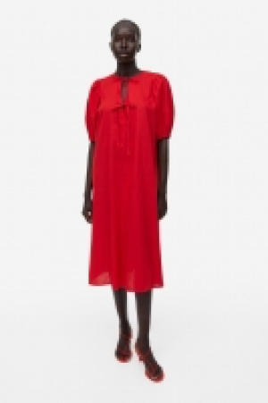HM  Robe en lin mélangé avec détail à nouer
