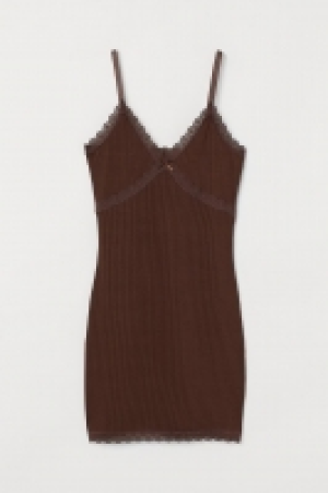 Robe côtelée avec dentelle