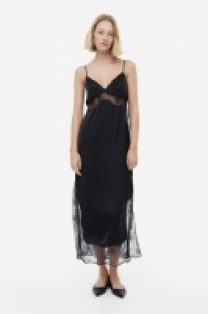 HM  Robe combinaison en satin avec dentelle