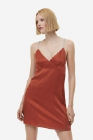 HM  Robe en satin avec bretelles en strass