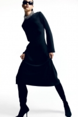 HM  Robe en satin avec dos ouvert