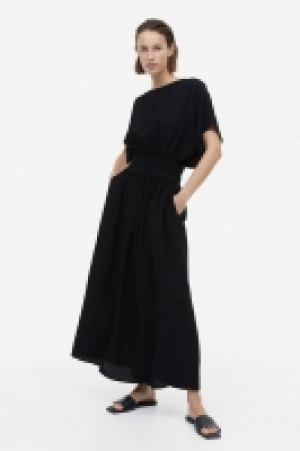 HM  Robe en soie mélangée avec taille smockée